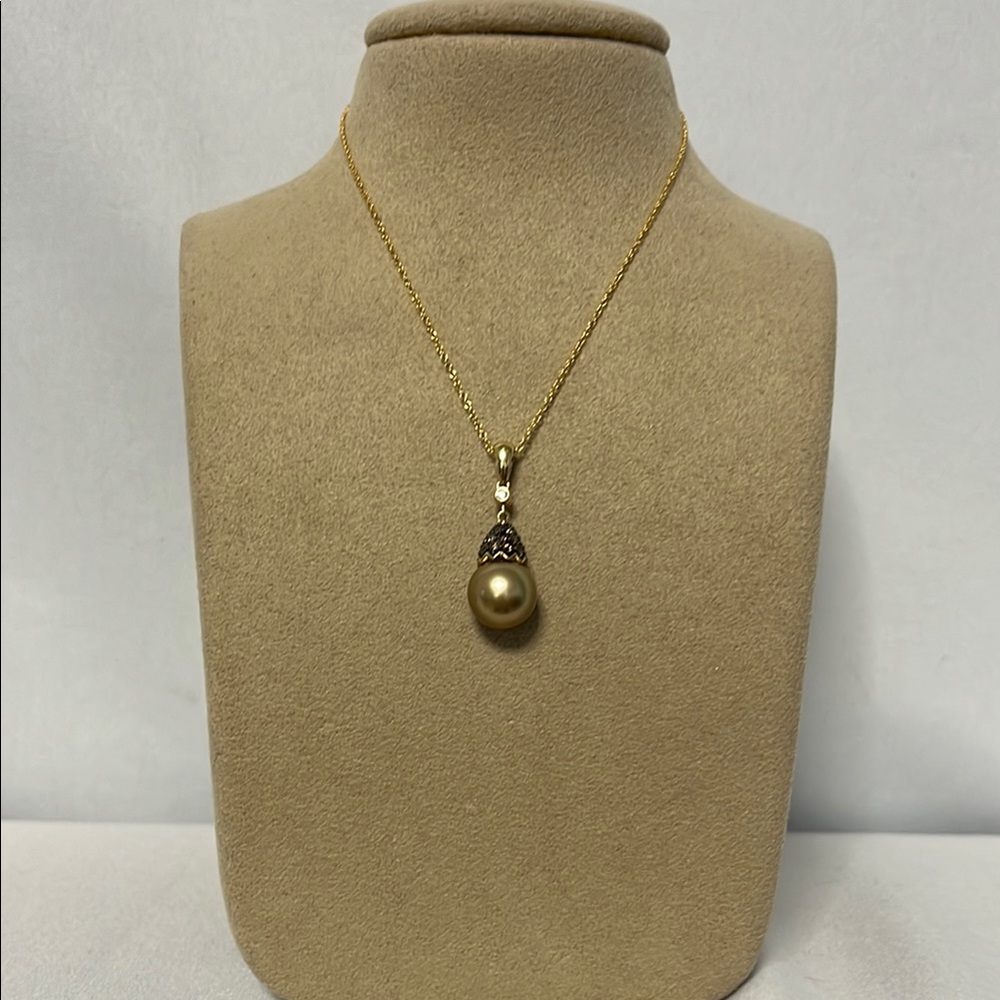 Elegant Gold Pearl Pendant Necklace